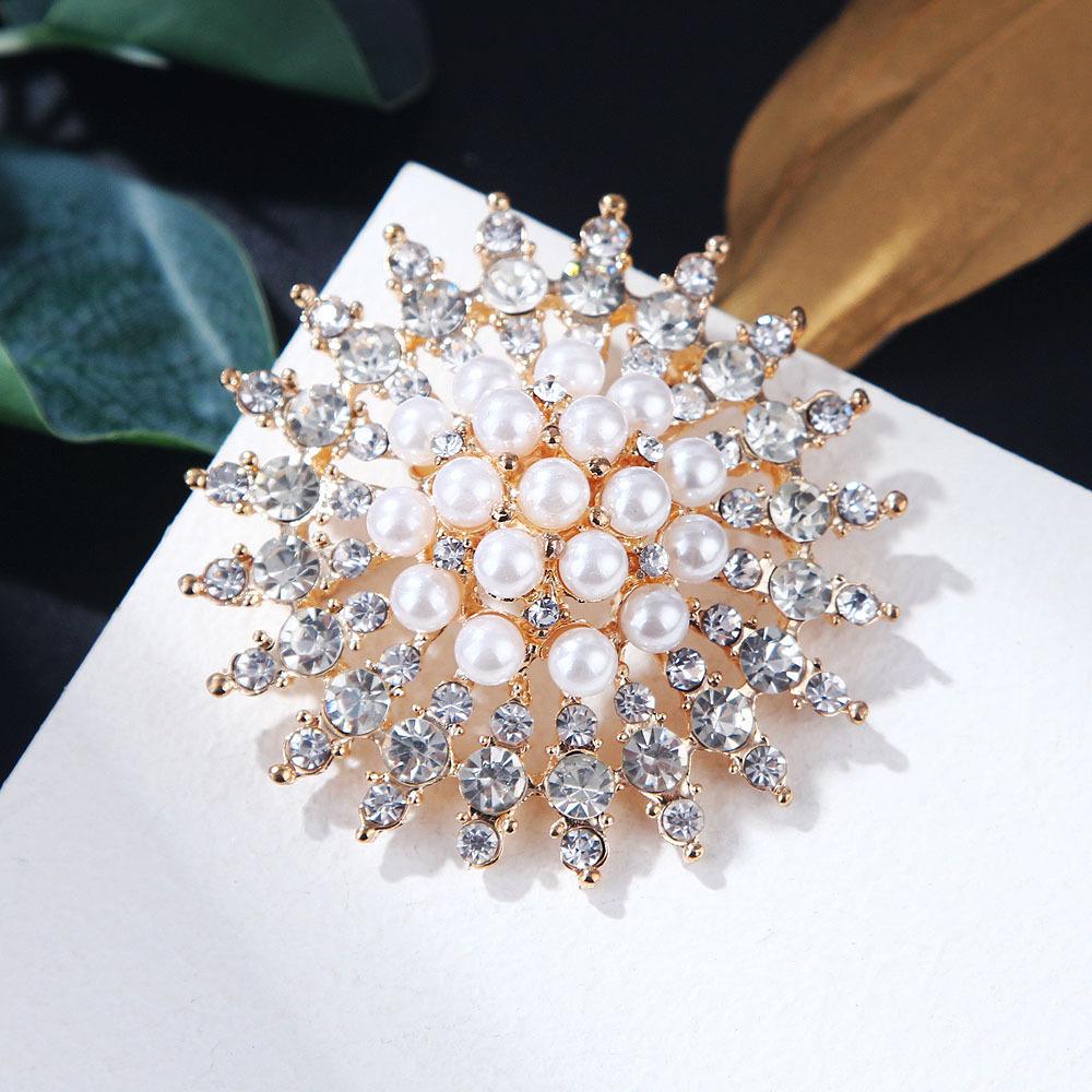 Snowflake Vintage Pearl Brooch Female Autumn and Winter Temperament Brooch Scarf Buckle Environmental Alloy Clothing Accessories Cute Style BFF Gift