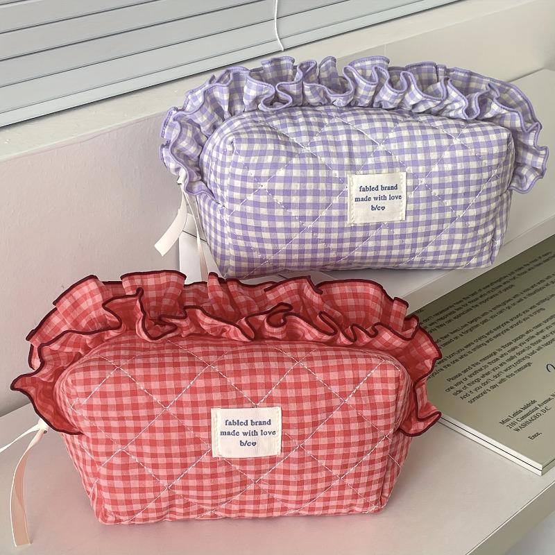 Lace checkered makeup bag, Ins minimalist niche style, high-value large-capacity cosmetic pouch, portable for travel and daily use.