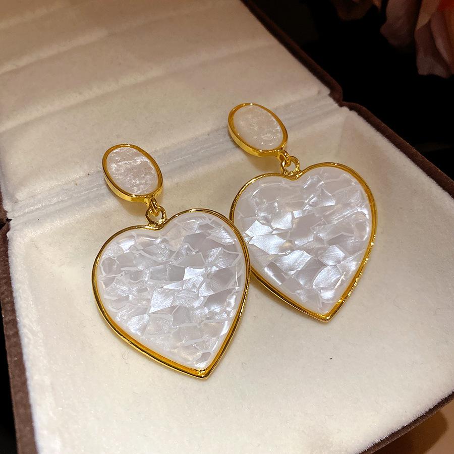 

European and American retro silver needle resin love pendant earrings simple fashion temperament earrings light luxury high-end earrings women
