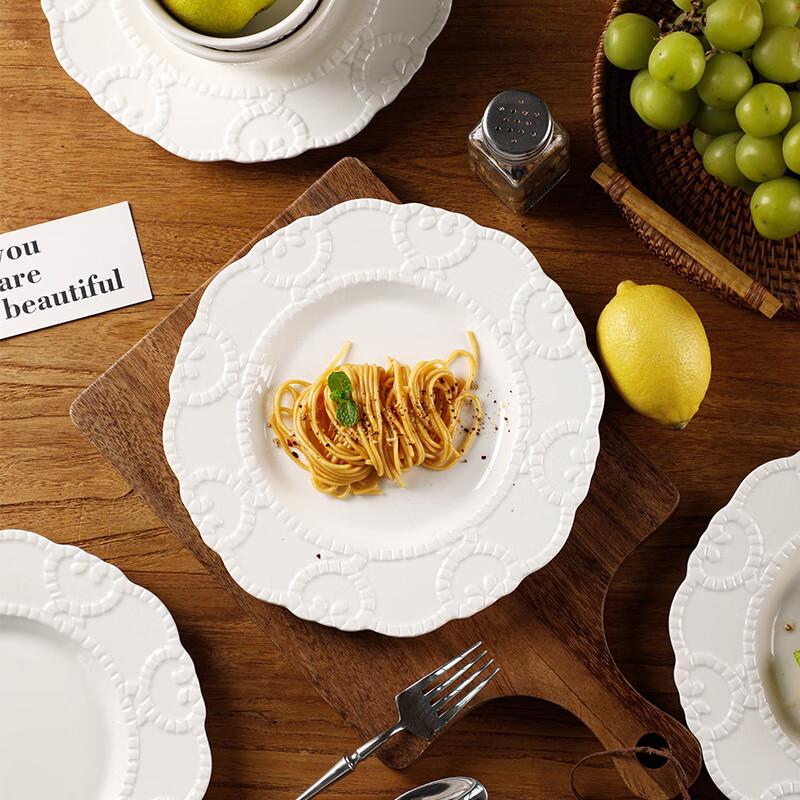 Барочные рельефные обеденные тарелки