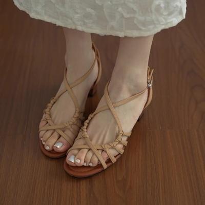 Cuir super doux~ chaussures romaines à talons hauts de style vacances ajourées tissées à la main pour l'été pour femmes, tempérament à bout ouvert avec sandales à jupe