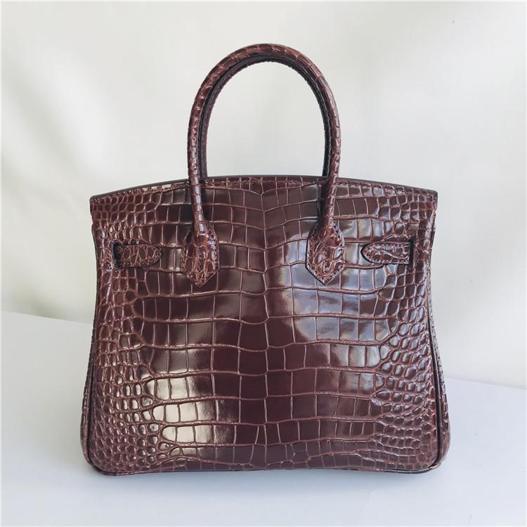 This Crocodile-patterned Cowhide Women's Bag Is a Fashionable Hand-shoulder Crossbody Bag with a Sense of Luxury and Elegance