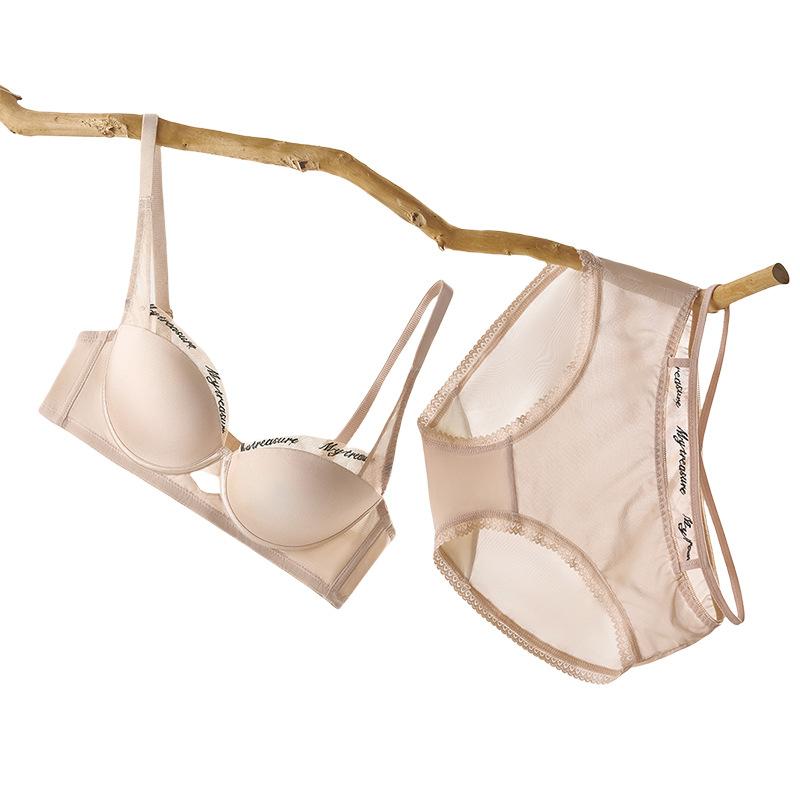 Noul model nu are urme și sâni mici cu ptoză.. Arată că ceașca nu este goală. Set de sutien sexy.