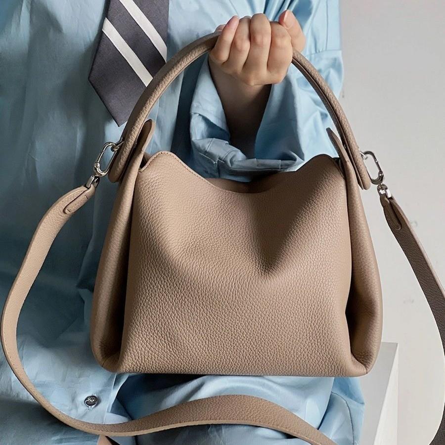 

Серая сумка женская нишевая дизайнерская модная сумка High Sense универсальная сумка через плечо мягкая сумка-портсигар 24*10*17 серый