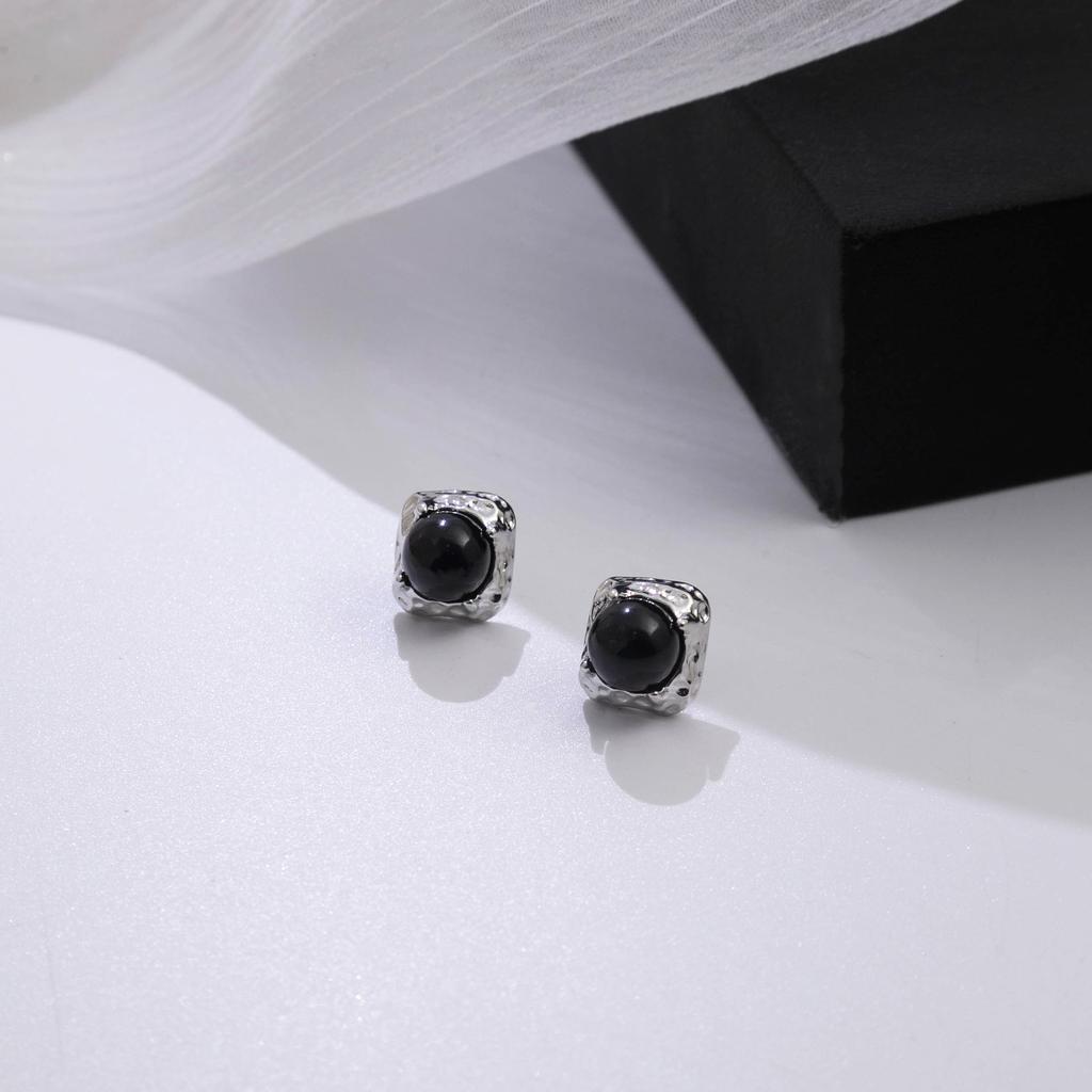 Retro Hepburn Style Black Pearl Earrings, Simple Metal Style High-End Geometric Square Texture Stud Earrings