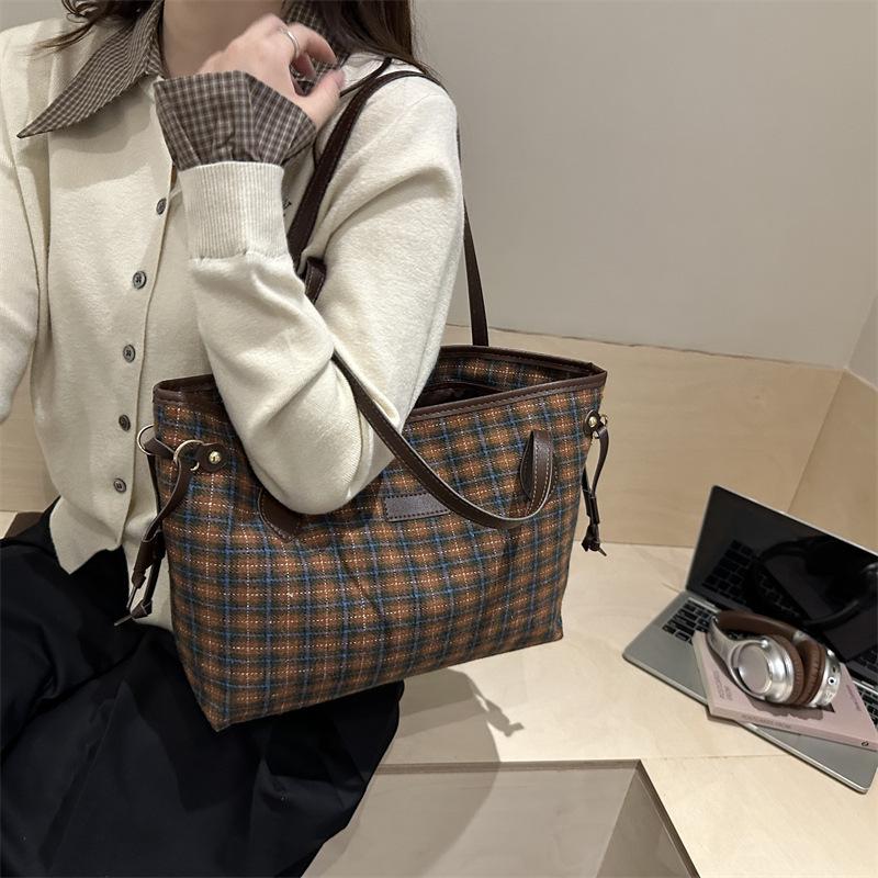 Premium sense large capacity bucket armpit bag Korean niche autumn and winter fashion shoulder bag woolen plaid tote bag