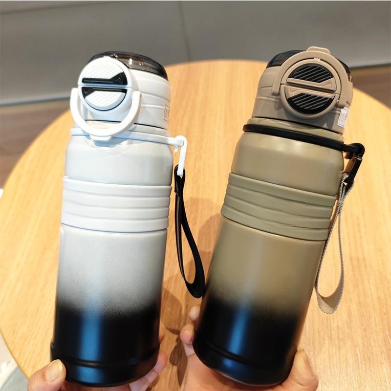 Tragbare, isolierte Sport-Trinkflasche mit Strohhalmverschluss für Schüler und Outdoor-Aktivitäten