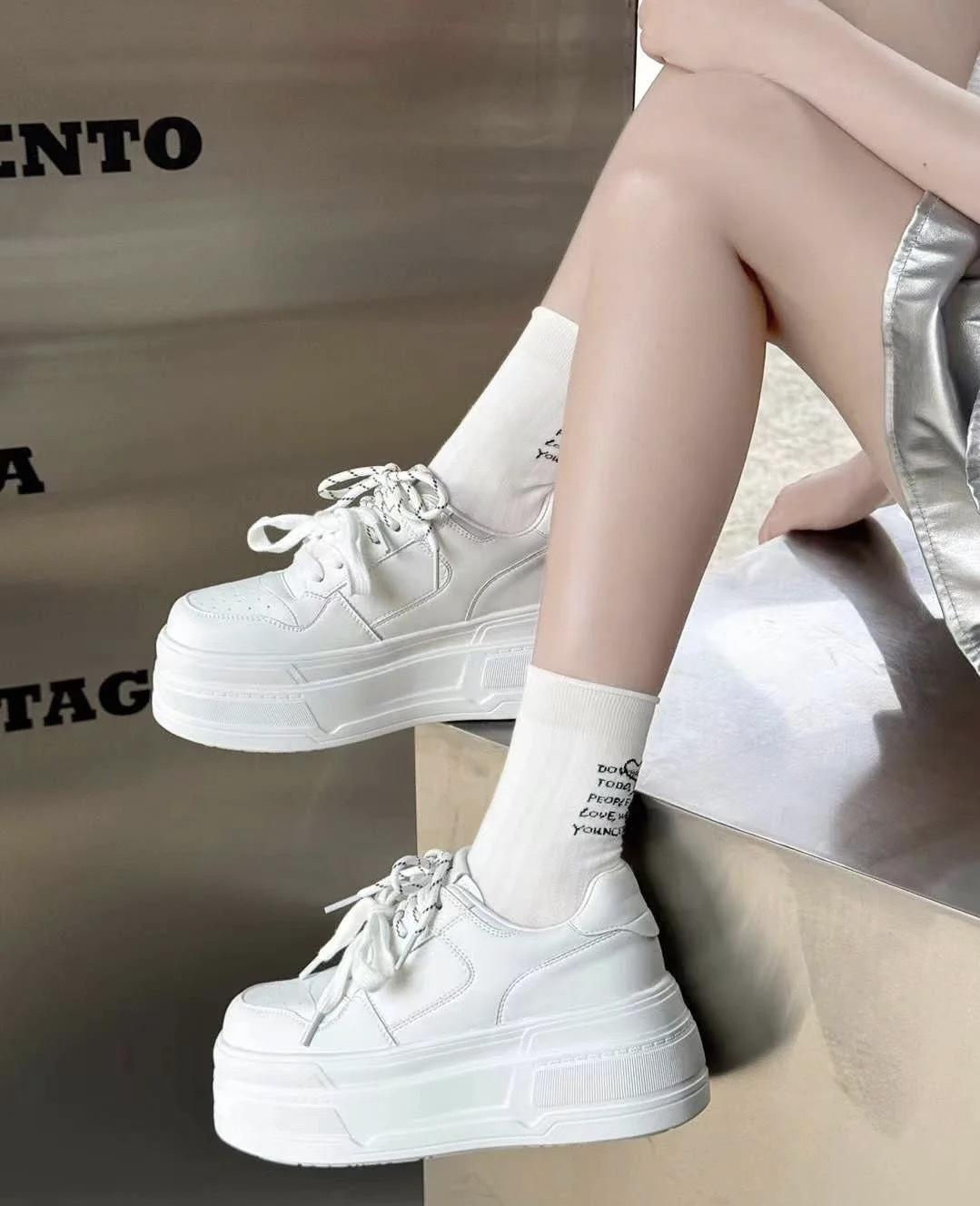 

Женские белые кроссовки на платформе из натуральной кожи - Увеличение высоты на 7 см, Толстая подошва, Универсальный спортивный кэжуал, Коллекция Осень 2025. Size 35 белый