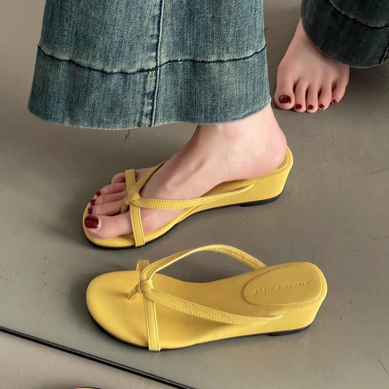 Kleine slippers met dikke zool zomer 2025 Franse zachte temperament fee suède teenhelling hak koele slippers