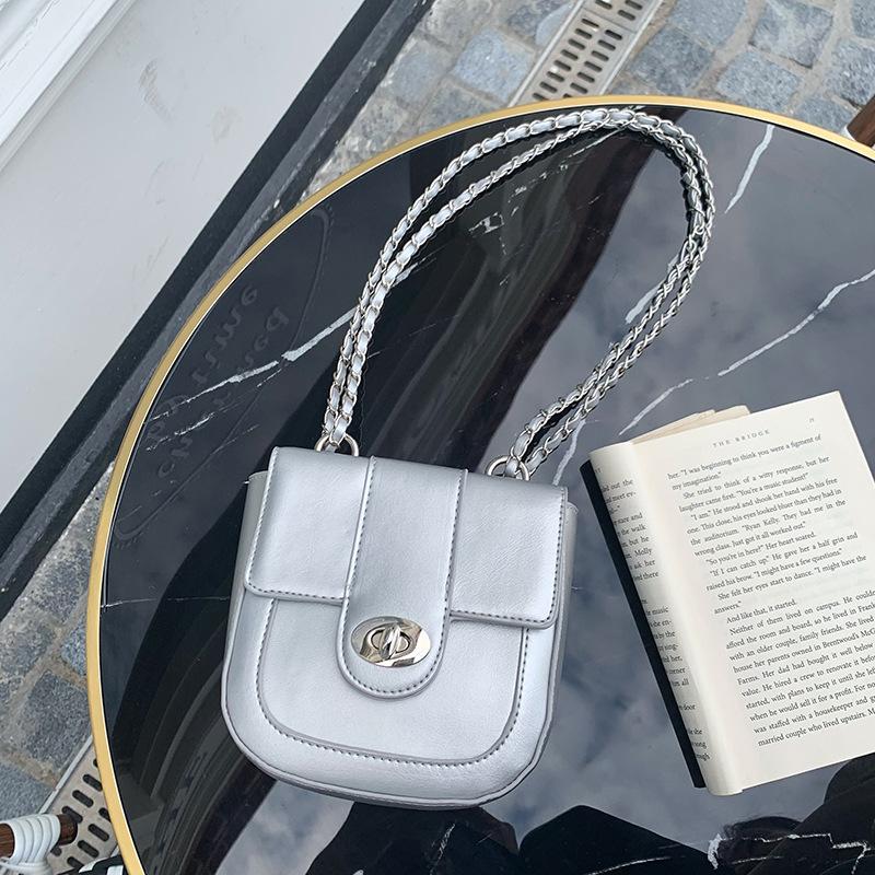 New Niche Design Style Dark Texture Chain One-shoulder Underarm Bag Crossbody Saddle Bag