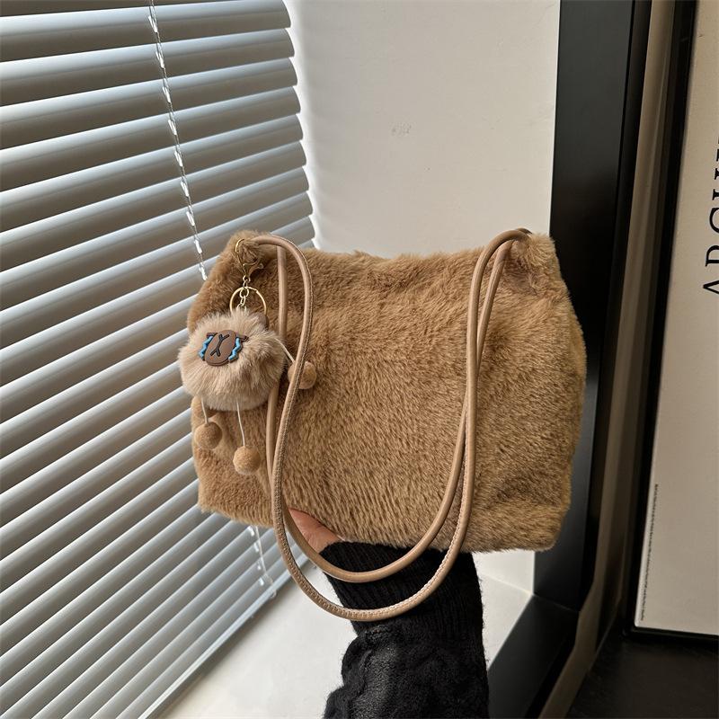 

Зимняя новая плюшевая сумка-тоут женская модная высококлассная сумка на плечо нишевый тренд повседневная женская сумка Without pendant хаки
