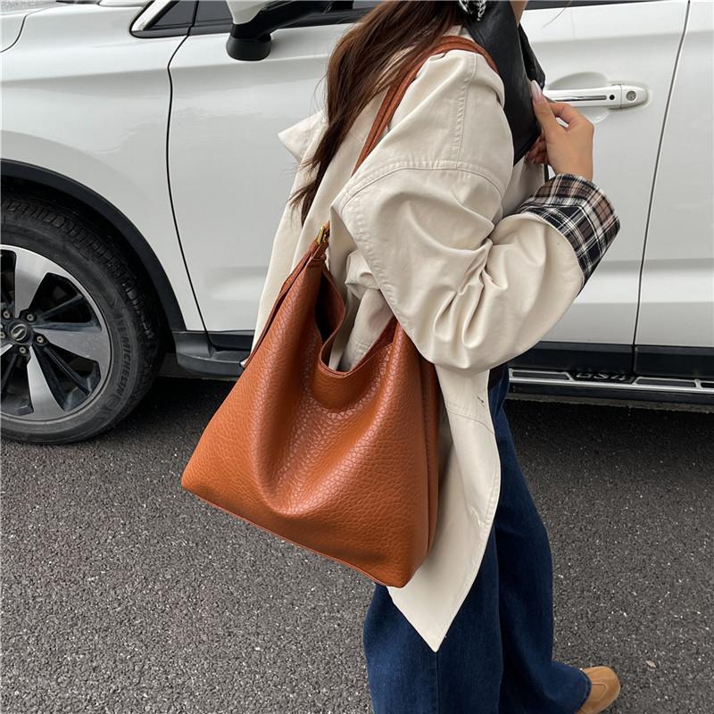 Large-capacity bag women's 2025 new autumn and winter retro style lychee pattern handbag for class commuting shoulder tote bag