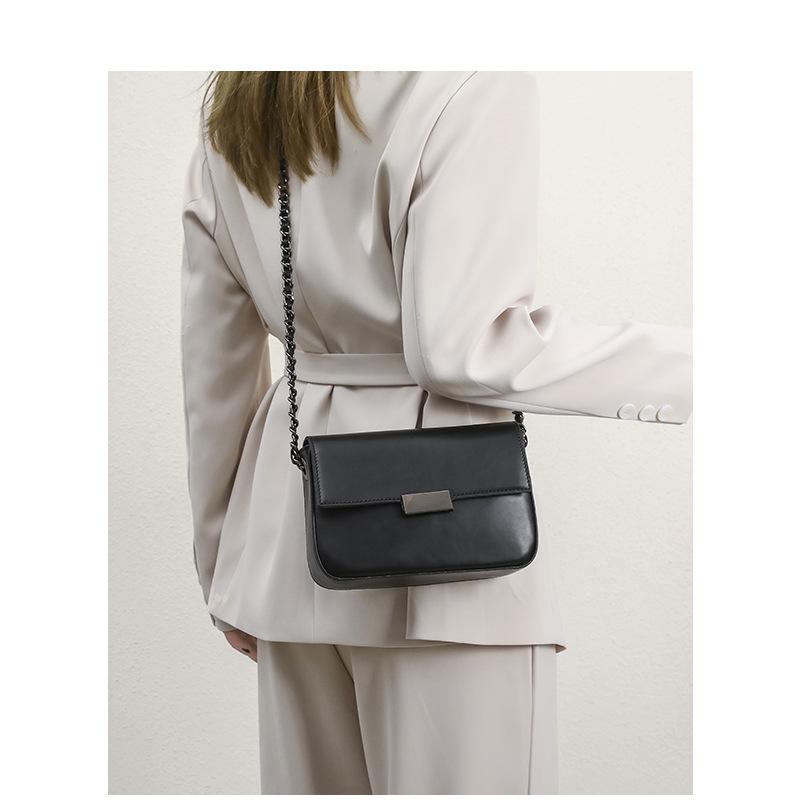 Umhängetasche aus Leder mit Kette für Frühling und Sommer, Damentasche im Nischendesign, vielseitige Ein-Schulter-Tasche, modische und trendige kleine quadratische Tasche
