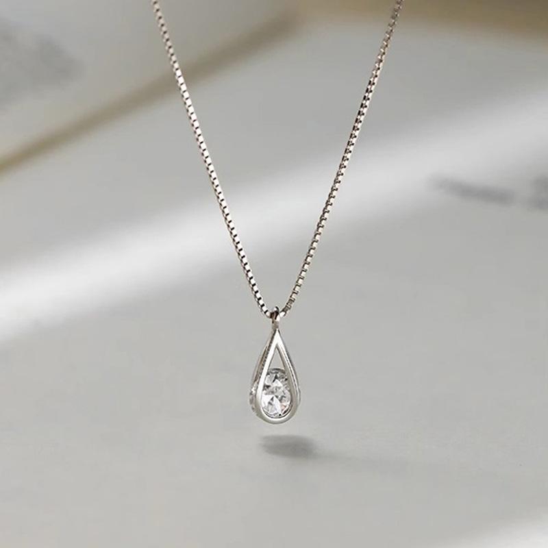 Picături mici de apă, Coliere cu zirconiu, Naveta zilnică, Diamante geometrice, Lanțuri pentru pulovere de toamnă și primăvară, Lanțuri pentru clavicule, Vânt rece