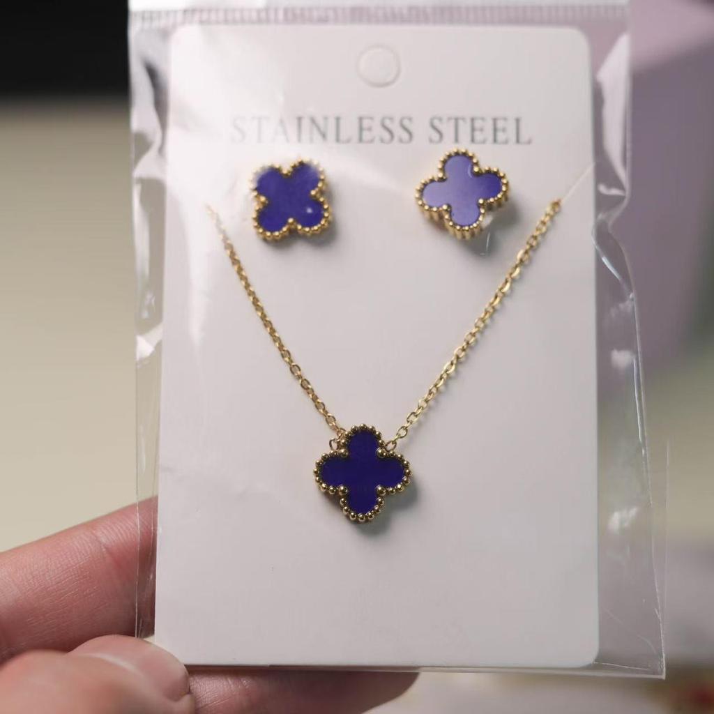 Set di Orecchini a Bottone e Collana con Quadrifoglio Fortunato - Versatile e Stiloso.
