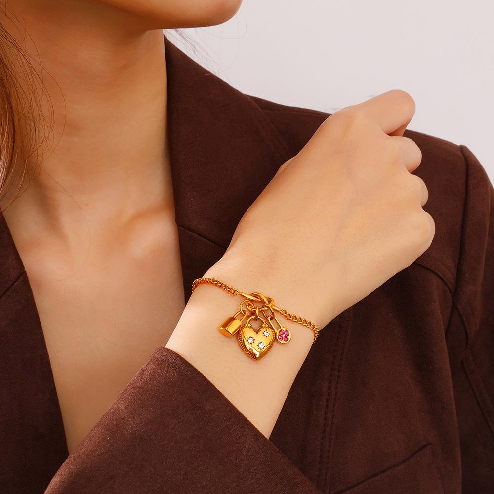 Luxurious Rhinestone Lock Pendant for Women – Unique and Versatile Jewelry Accessory