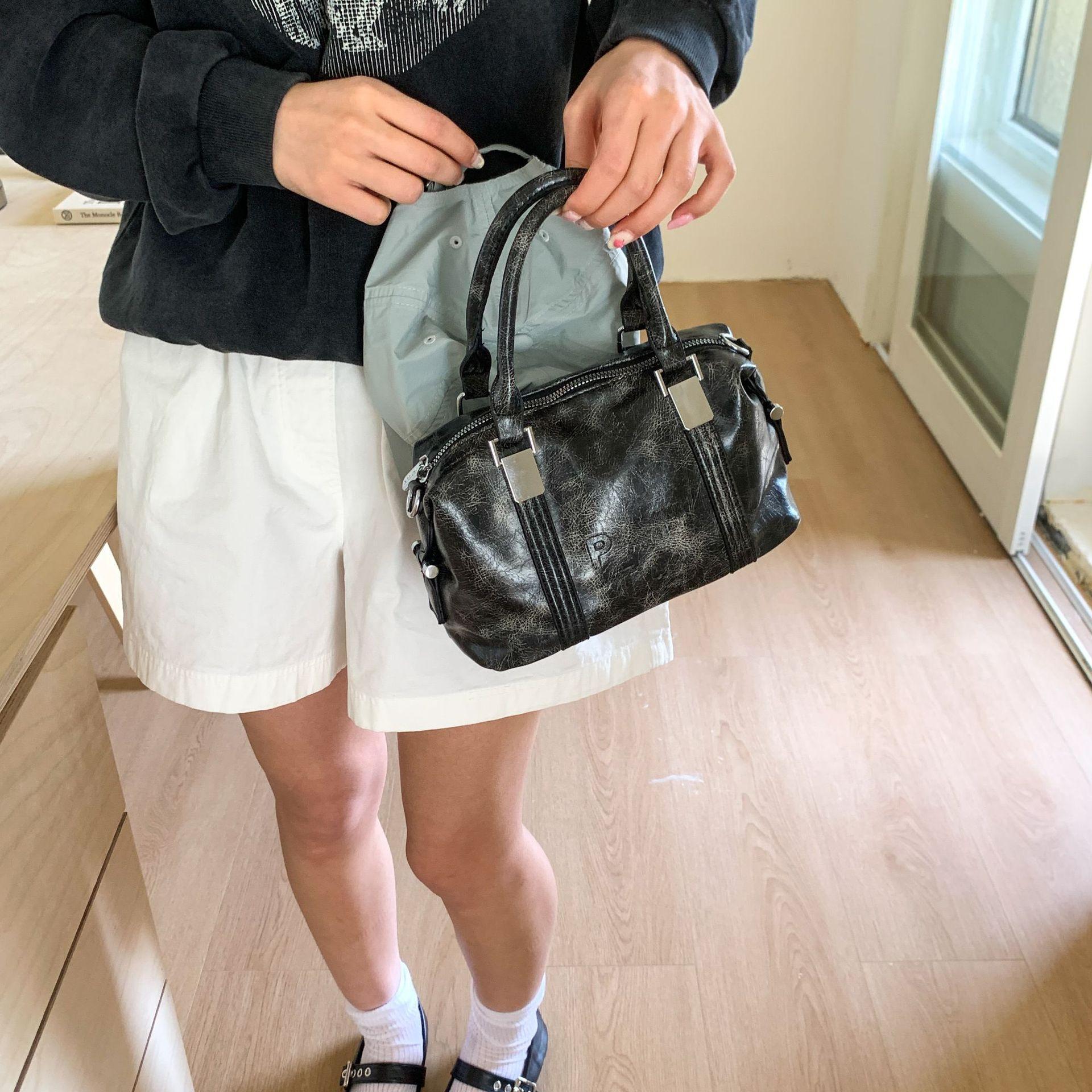 

Simple portable pillow bag women s 2025 new fashion shoulder pillow bag niche casual oblique span women s bag чёрный