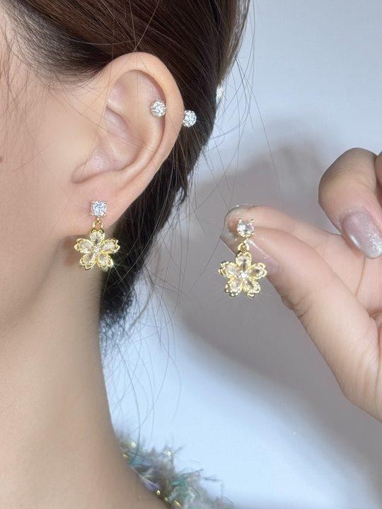 

Zircon flower stud earrings, high-end sense, small and new trendy sterling silver earrings, women s simple and versatile small and fresh stud earrings