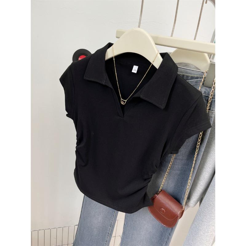 Ein kurzärmeliges Sommer-Plissee-Top mit geraffter Taille und eng anliegendem Schnitt, mit einem T-Shirt mit Vorderachsel als Basisschicht