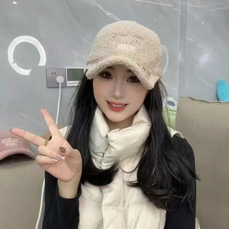 

Жіноча бейсболка з овечої вовни з вишитими літерами та металевою ниткою - Тепла, з качкодзьобом, що візуально робить обличчя худішим, для осені та зими брудно-білий