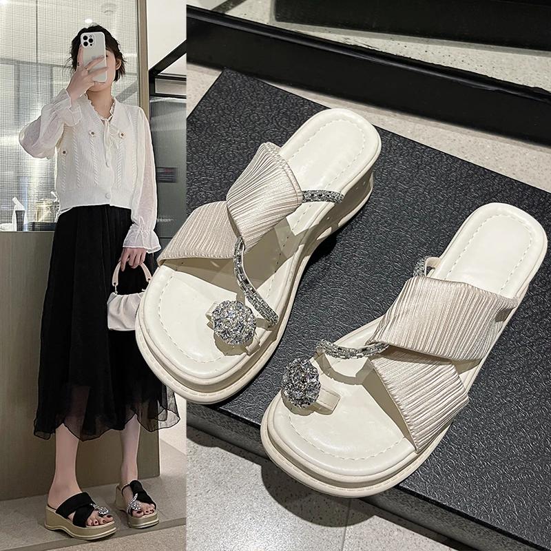 Mode 2024 Nieuwe Huispantoffels Platform Schoenen Vrouw Glitter Slippers Mode Laag Zomer Jelly Luxe Rubber PU Hoefhakken Stof