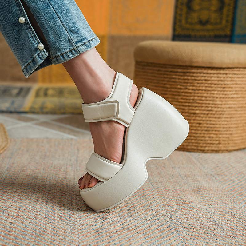Krazing Pot Schaffell Peep Toe Dicke High Heels Plattform Sommerschuhe Hakenschlaufe Lässige wasserdichte Damensandalen