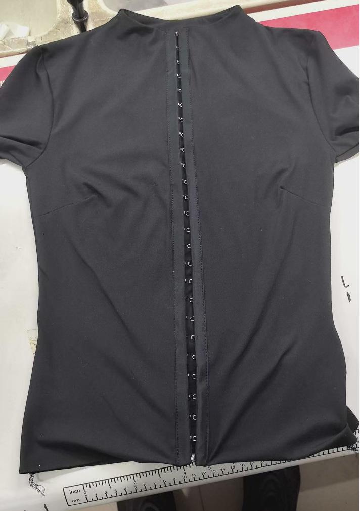 Europäische und amerikanische Damen Frühjahrs- und Sommerbekleidung neue Mode Street Spice Stehkragen Knopfleiste Design Hohl enges T-Shirt Top