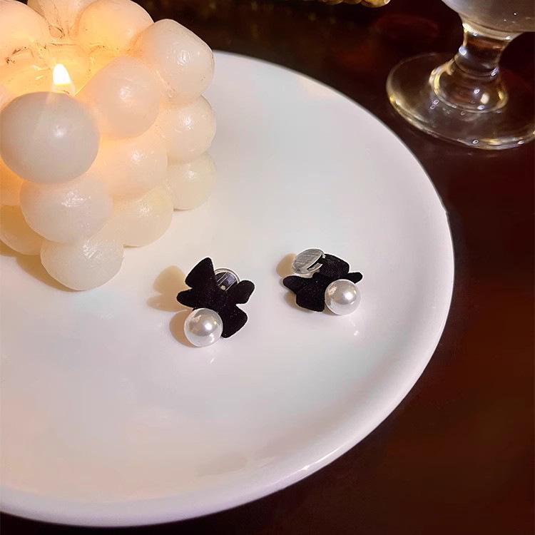 Elegant Pearl Bow Ear Cuff: No Piercing, Black Luxury Scented Coil Earring for Women