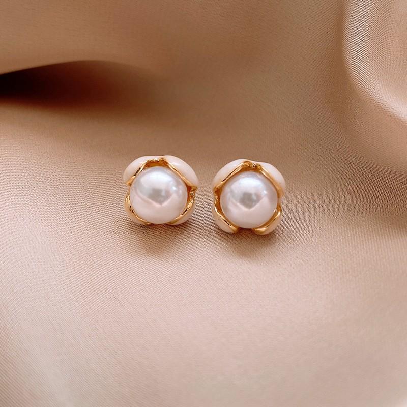 Elegant French Retro Floral Pearl Earrings - Geometric, Versatile, High-End Design for Women