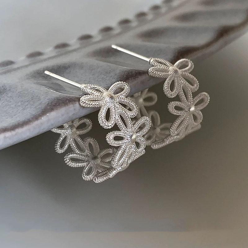 

925 Sterling Silver Vintage Earrings For Women Trendy Simple Flower Hollow Earring Jewelry Prevent Allergy Party Accessories