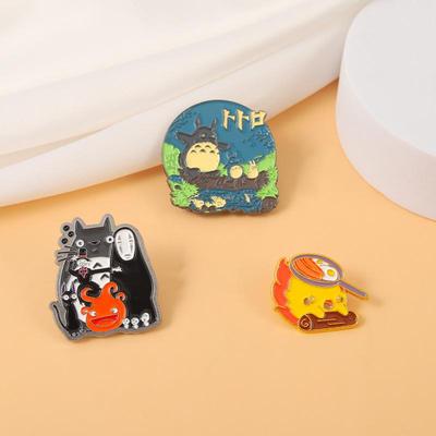 Niedliche Cartoon-Kätzchen-Brosche – Anime-Taschenaccessoire aus Metall
