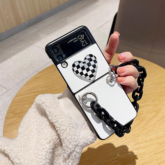

Милый чехол для телефона из искусственной кожи с 3d решеткой и сердечком для Samsung Galaxy Z Flip 3 4 5g с портативной цепочкой на руку For Samsung Z Flip 3