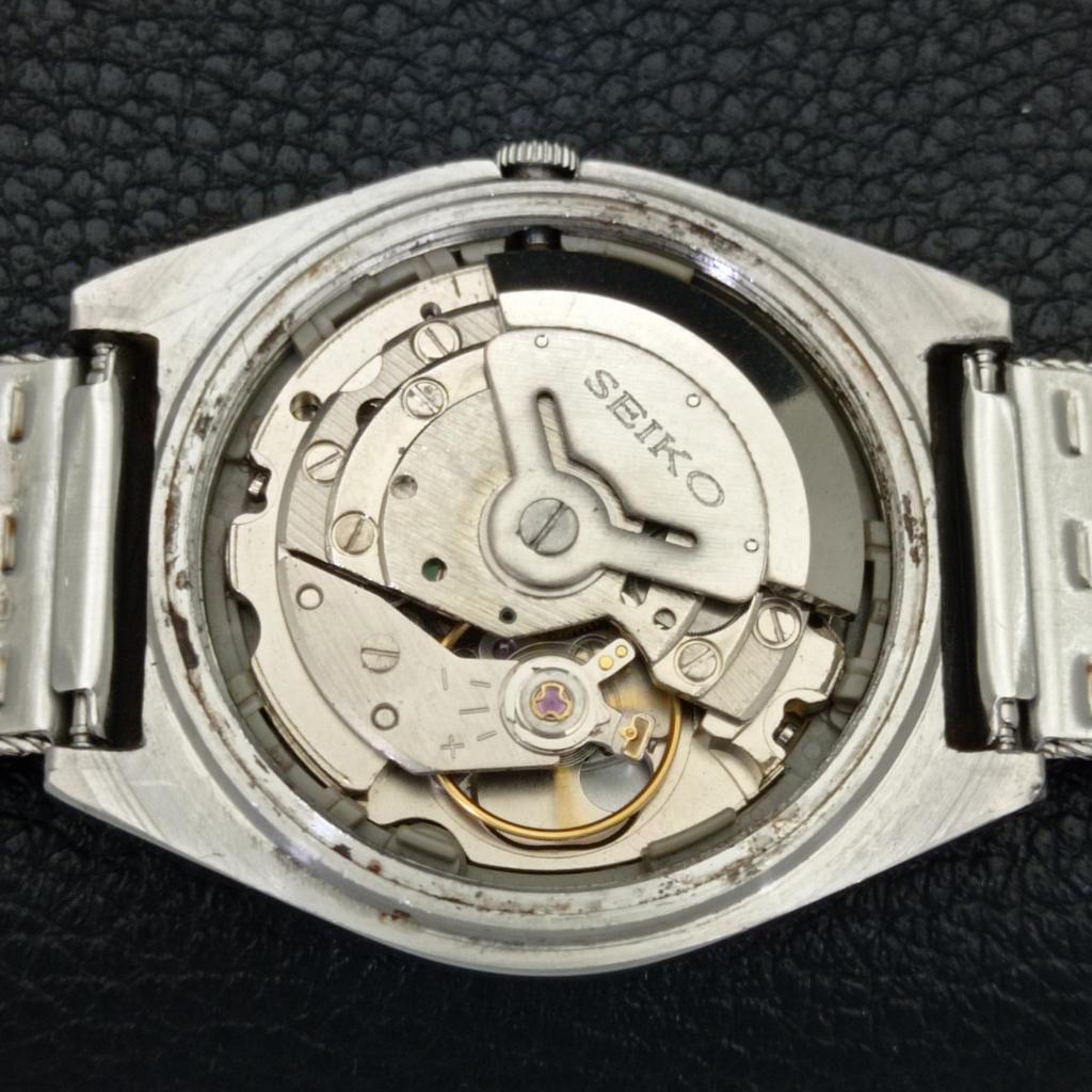 VINTAGE SEIKO 5 AUTOMATIC JAPAN MENS WHITE COLOR DIAL WATCH a701327-5 R206a-a701327