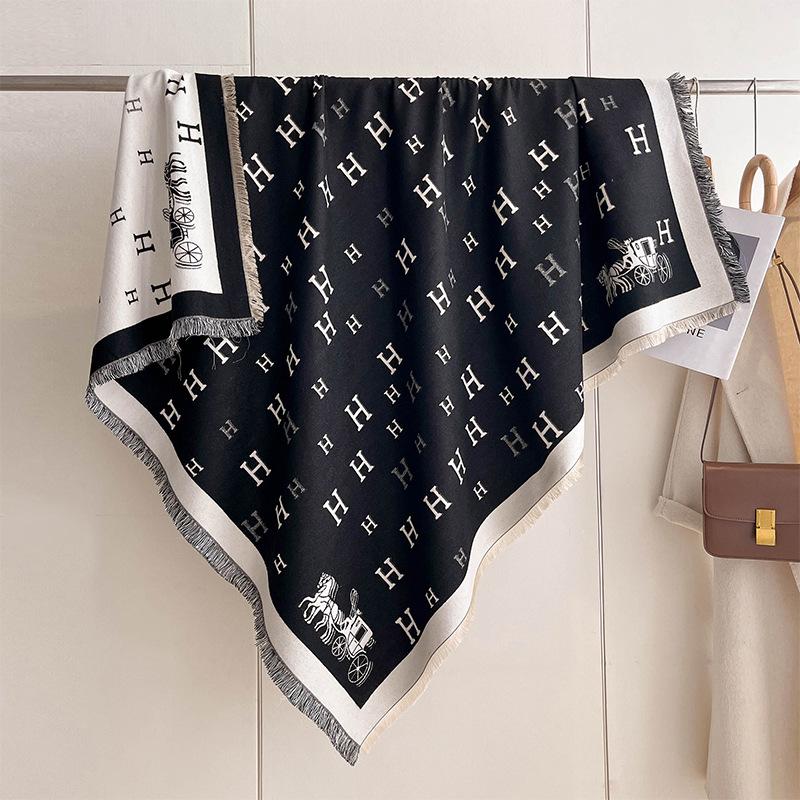 

Шарф женский с буквами большой квадратный шарф премиум утолщенный теплый внешний плащ высокого класса подарочная шаль 130*130 чёрный