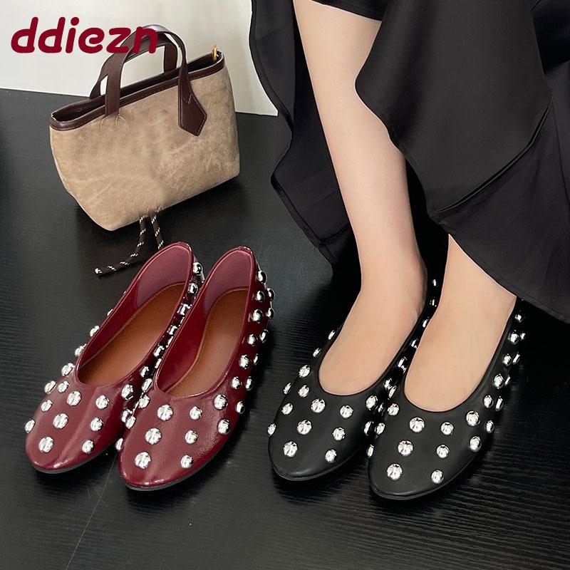 Fashion Luxury Footwear Round Toe Ladies Flats Shoes Female Shallow Fashion Metal Rivet Women Flats Slip On Shoes Big Size 43 lady