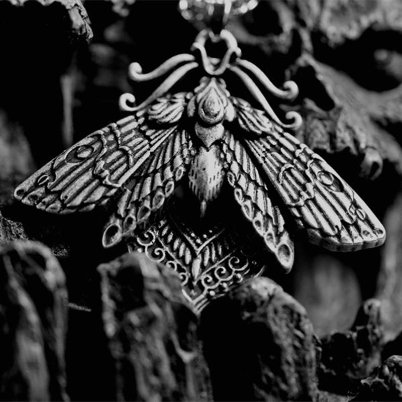 Li Huang Women's Retro Moth Pendant Necklace - European & American Style, 2022 Collection