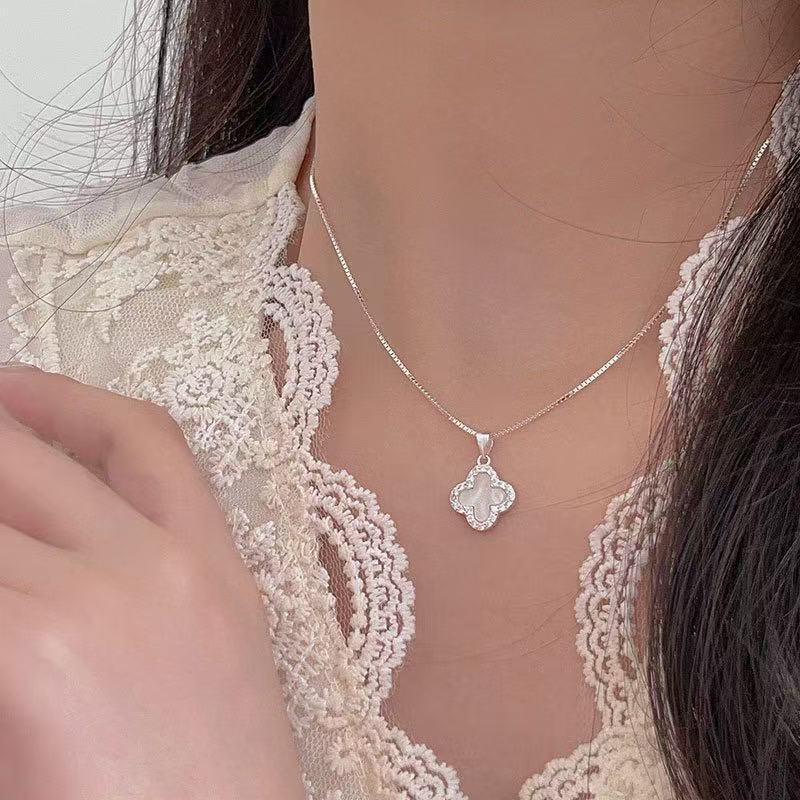 Trendy Four-Leaf Clover White Mother-of-Pearl Necklace for Women, Fashionable Choker, Light Luxury Clavicle Chain, Niche Design, High-End Feel
