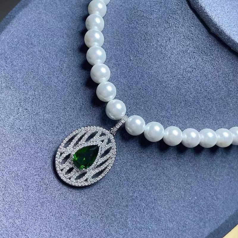 Elegant And Retro Pearls Necklace High-End Exquisite Diamonds Inlay Hollow Out Oval Water Dropl Emerald Pendant Banquet Jewelry