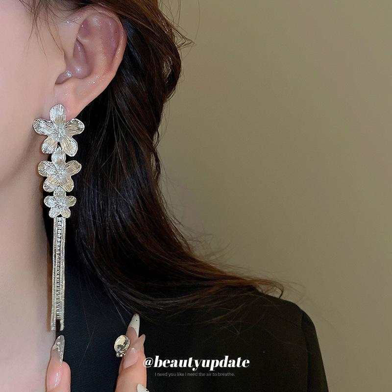 Silver Needle Metal Flower Tassel Earrings with Inlaid Diamonds - Elegant and Luxurious Design