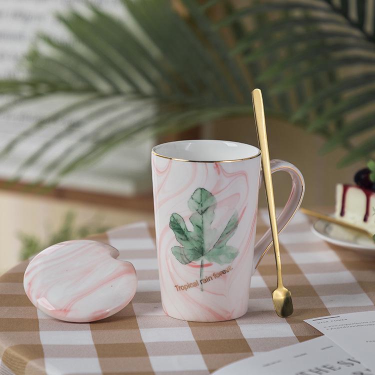 Elegant Marble Pattern Mug with Gold Trim, Spoon Lid, and Custom Logo - Ideal for Coffee or as a Souvenir Gift.