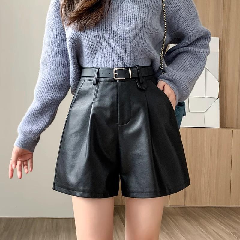 

Женские повседневные черные шорты из искусственной кожи с высокой посадкой - Осень/Зима 2024, прилегающий крой, широкий крой штанин S чёрный