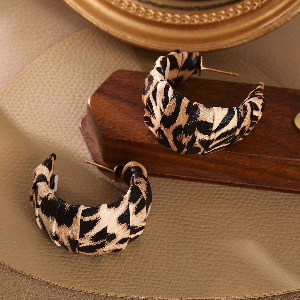 Silver Needle Leather Leopard Print Round C-Shaped Earrings: European and American Retro Studs with a High-End Niche Feel.