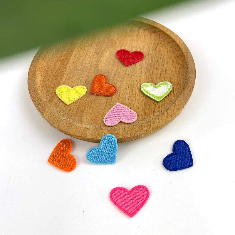 Naszywka w kształcie haftowanego serca miłości na buty, czapki i torby