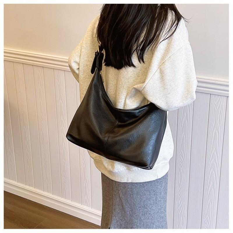 IELGY Retro Large-Capacity Commuter Underarm Bag Fashion Shoulder Messenger Bag