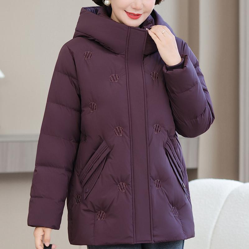Nadměrná velikost XL-6XL Dámská krátká prošívaná bunda středního věku Zimní svrchní oděv s kapucí Elegantní výšivka Hřejivé péřové kabáty