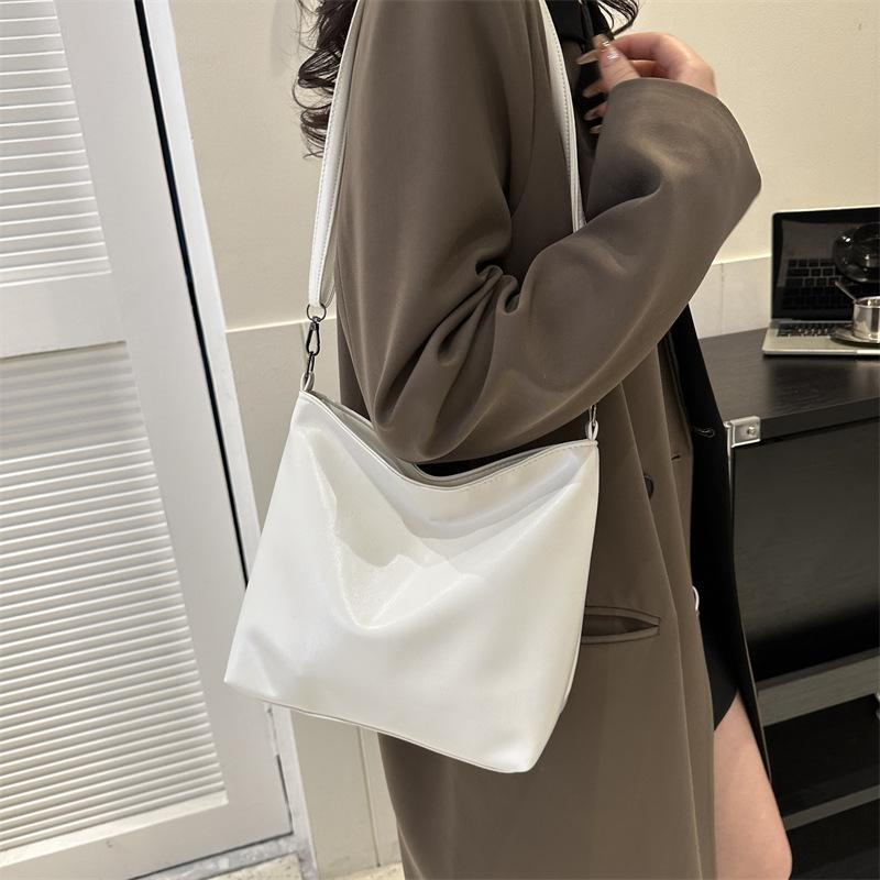 Retro fashion new casual solid color 2025 new trend large capacity autumn and winter shoulder crossbody tote women's bag