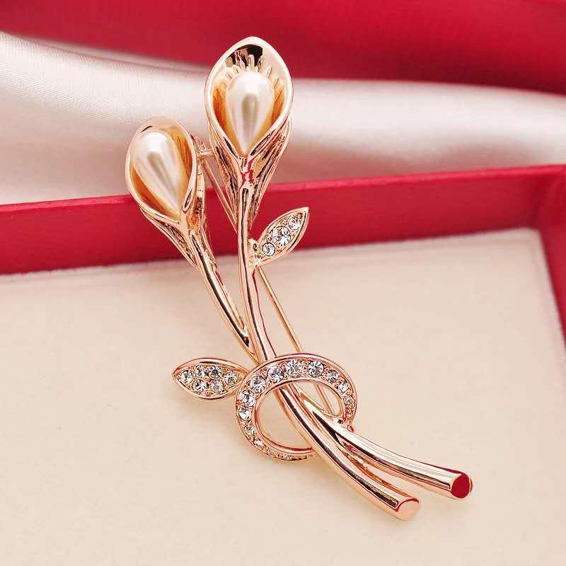 Elegant Women's Pearl & Rhinestone Cartoon Brooch Scarf Buckle with Diamond-Studded Alloy Corsage