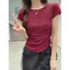 Bordowy T-shirt damski z haftem na ramionach, krótki, odsłaniający pępek, prześwitujący, plisowany, dopasowany, niszowy, letni, z okrągłym dekoltem i krótkim rękawem