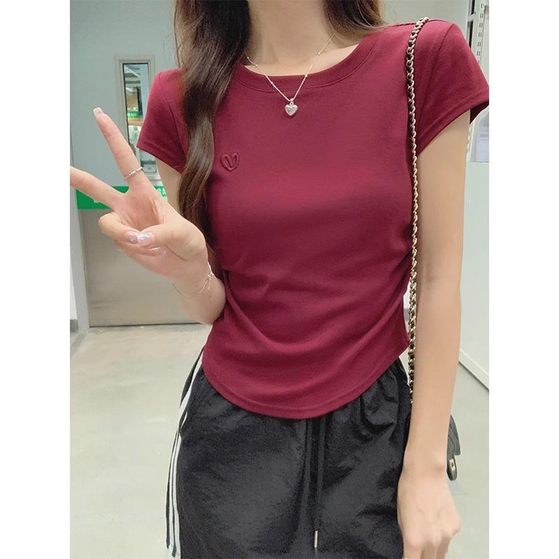 Bordowy T-shirt damski z haftem na ramionach, krótki, odsłaniający pępek, prześwitujący, plisowany, dopasowany, niszowy, letni, z okrągłym dekoltem i krótkim rękawem