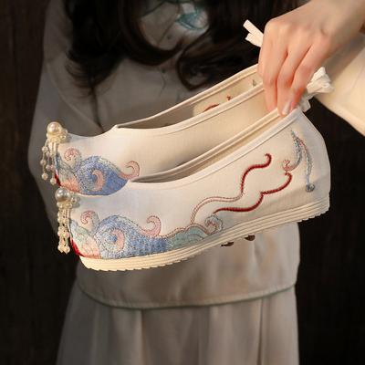 En primavera y otoño, aumentó la altura interior de los zapatos Hanfu y los antiguos zapatos bordados de mujer.